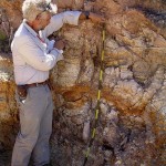 Geólogos estudian eventos prehistóricos mediante investigaciones de los rasgos (piedras, fósiles) del registro geológico.